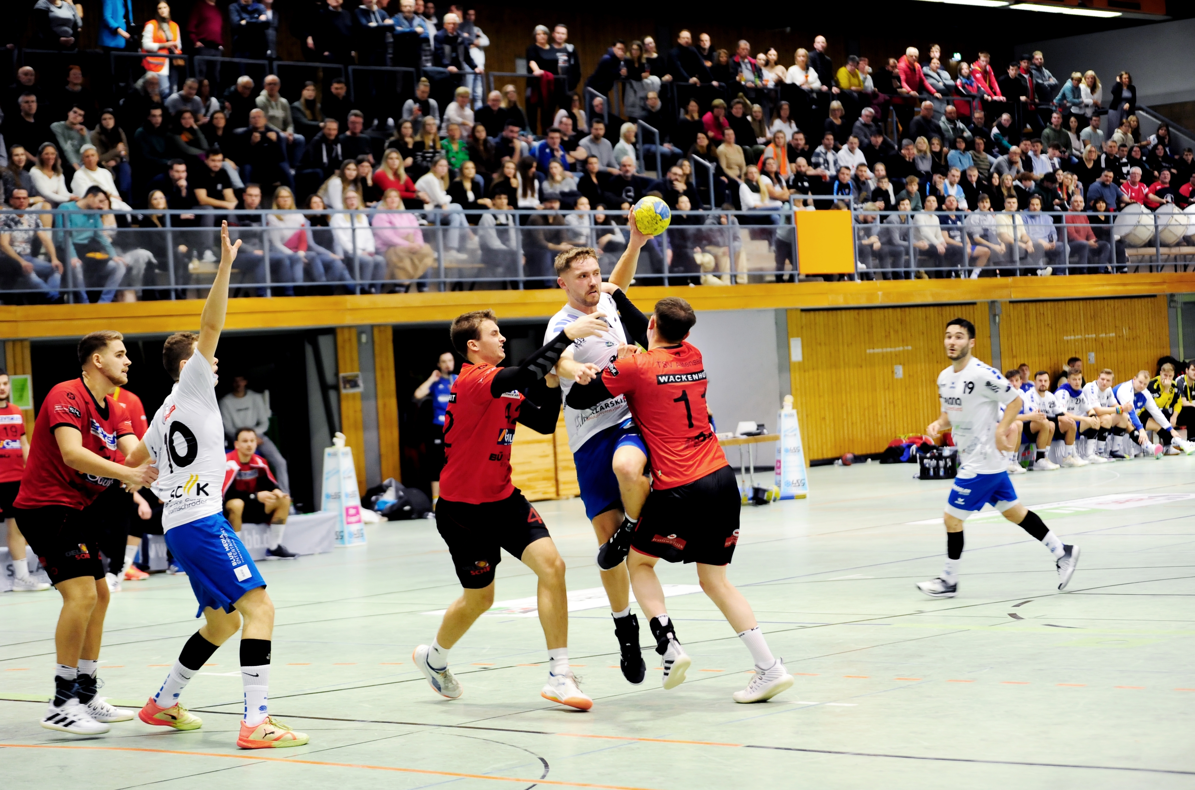 Die HSG drehte in den Schlussminuten ein unglaublich spannendes Spiel. Urs Bonhage (am Ball) hatte in den letzten Sekunden sogar noch den Sieg in der Hand.        Bild: Photostampe