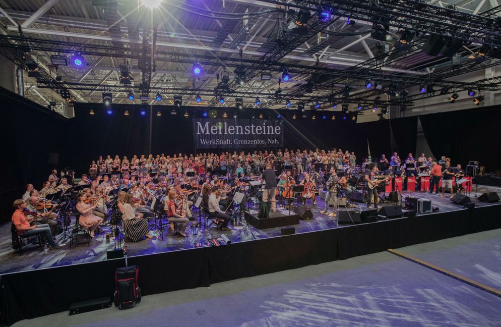 Das Mercedes-Benz Werk Sindelfingen gibt sich musikalisch: Beschäftigte des Standorts präsentieren gemeinsam mit ehrenamtlichen und professionellen Musikern der Region das Symphonic-Rock-Konzert „Meilensteine“ im Rahmen der Biennale Sindelfingen 2019. Das Projekt rückt die langjährige, enge Verbundenheit des Werks mit der Stadt und ihren Menschen in den Fokus. Seit der Werksgründung vor 104 Jahren engagiert sich die Daimler AG für das kulturelle und gesellschaftliche Leben in der Region.