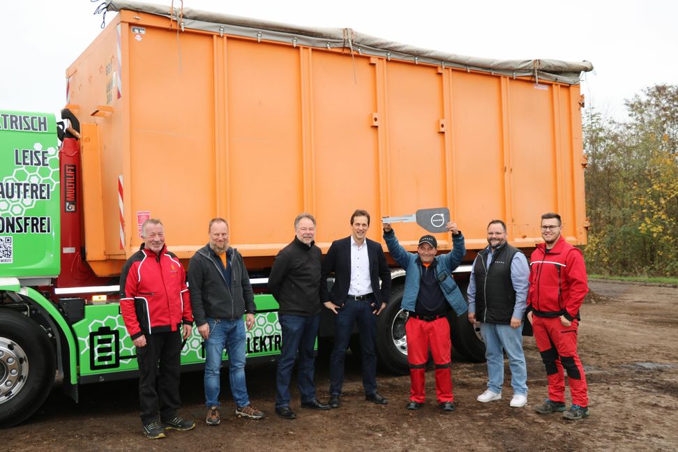 Roland Mangold (AWB), Frank Demel (Bereichsleiter), Thomas Koch (Technischer Werkleiter AWB), Erster Werkleiter Martin Wuttke, LKW-Fahrer Angelo Pariano (mit Schlüssel), Björn Mania (Volvo), Nico Appel (AWB/von links). Bild: z
