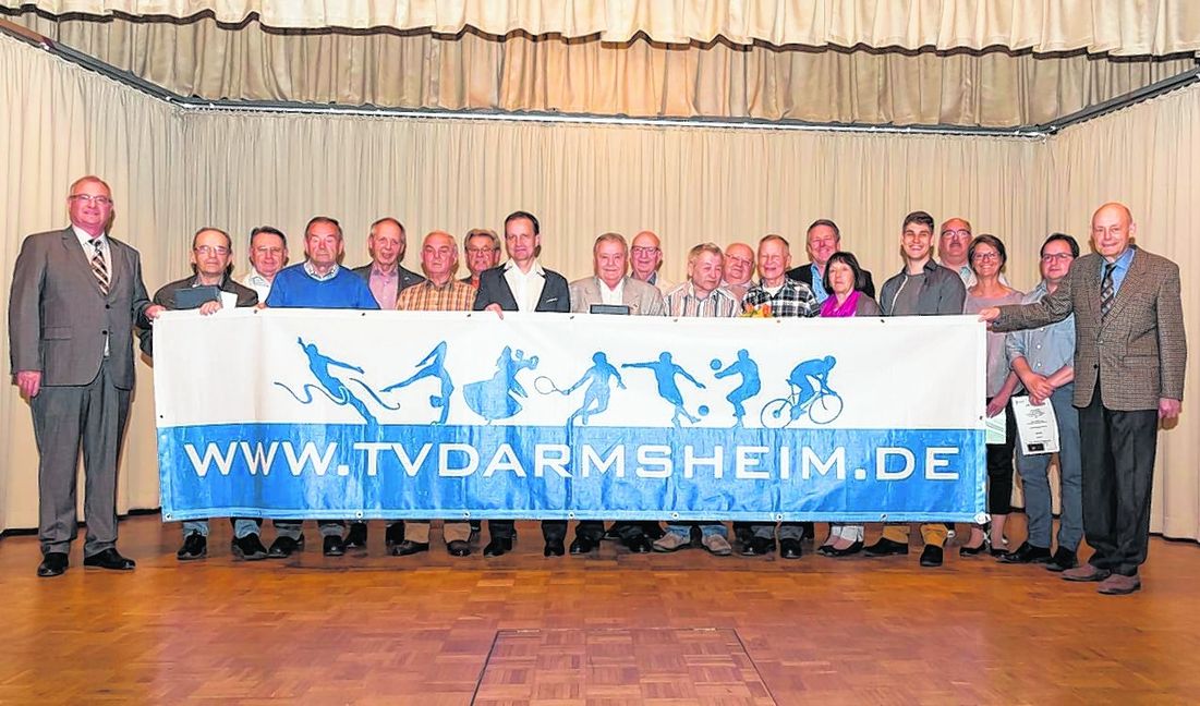 TVD-Vorstand Hasso Bubolz (links) und sein Stellvertreter Franz Klitsch (rechts) ehrten die langjährigen Mitglieder. Bild: Nüßle