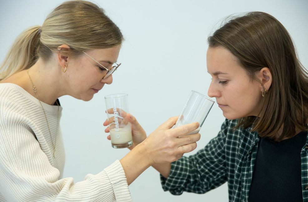 Der Geruchstest zeigt: Alle drei Produkte riechen unterschiedlich stark nach Hafer, Soja und Aromen.