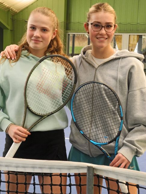 Die Finalistinnen beim Winter-Cup (von links): Mariella Thamm (TK Grün-Weiß Mannheim) und Lokalmatadorin Ana Ceuca (TA VfL Sindelfingen). Bild: Volkmann