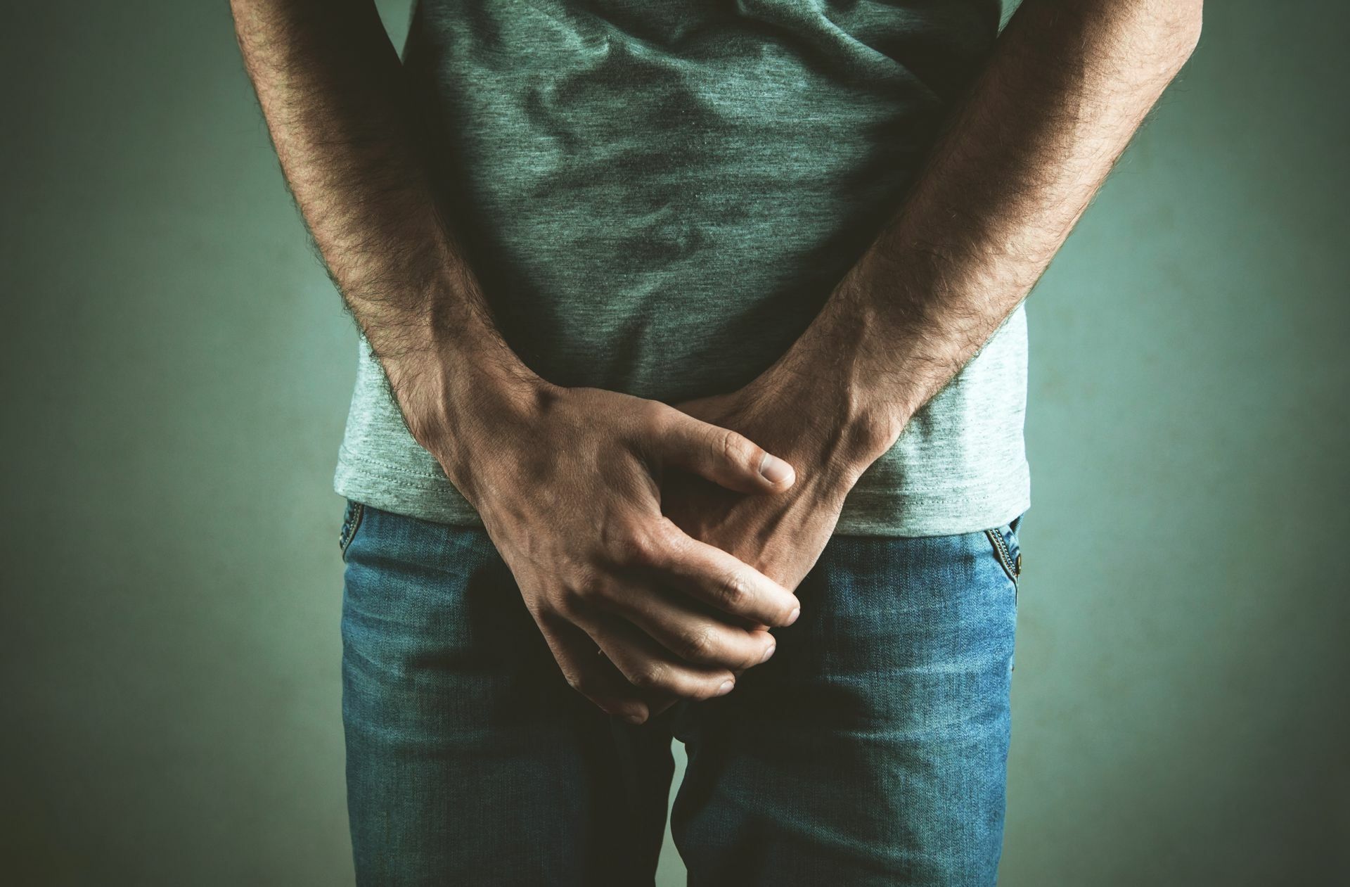Eine vergrößerte Prostata kann bei Männern zu häufigem Harndrang führen – und zu Problemen beim Wasserlassen. Foto: Adobe Stock/andranik123