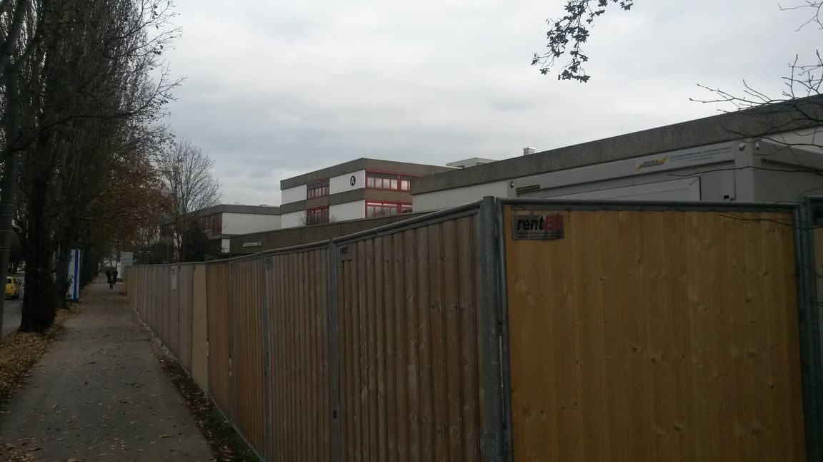 Sichtschutz für ein wenig Privatsphäre: In der Sporthalle der GDS 1 in Sindelfingen leben derzeit rund 50 Flüchtlinge.  Bild: Schweiker