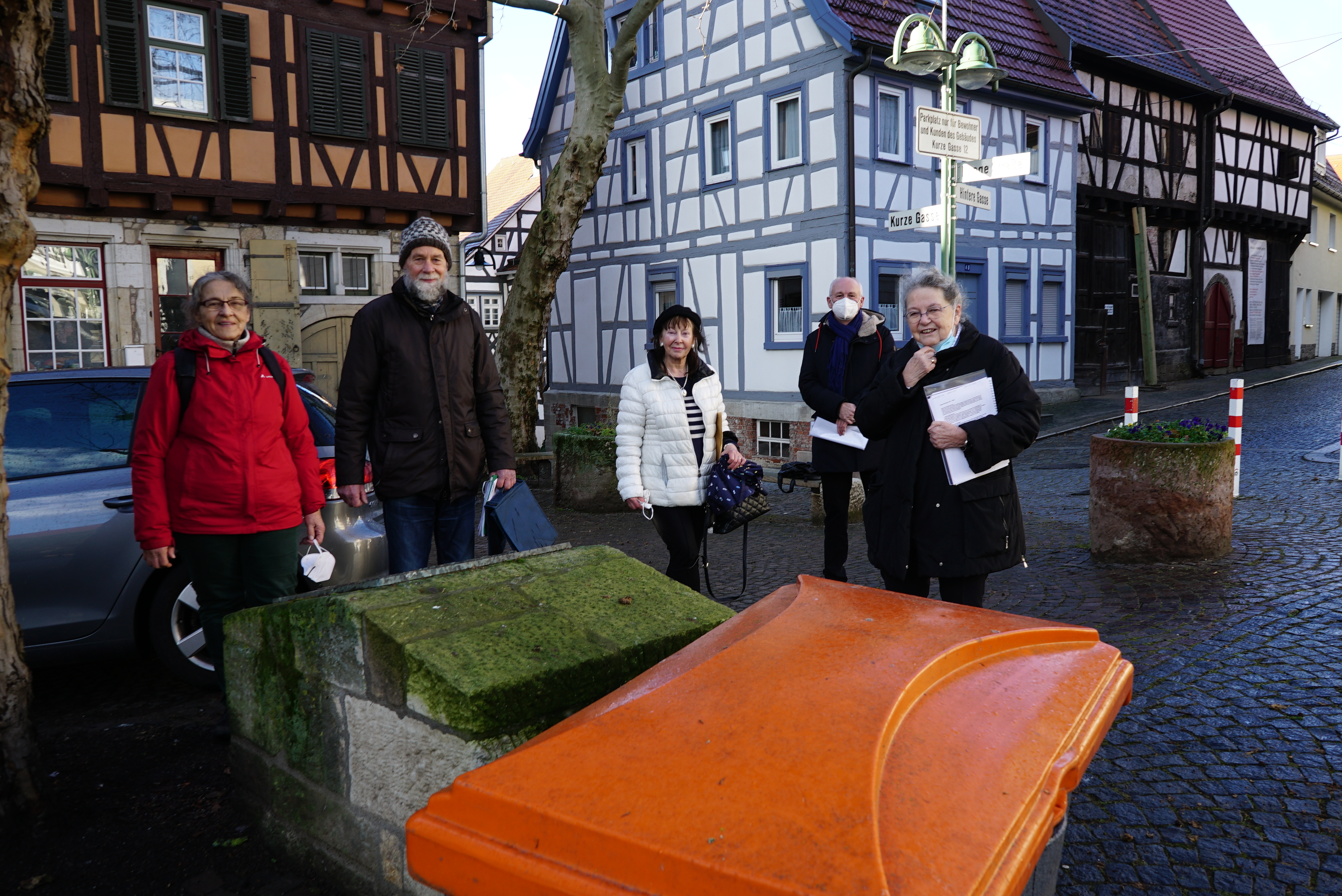 Inge Renner, Helmut Schempp, Anne Graf, Horst Zecha und Ingrid Balzer (von links) vor dem Storchenhaus: Hier soll es bald eine Gedenktafel zu Eugen Schempp geben. Bild: Heiden