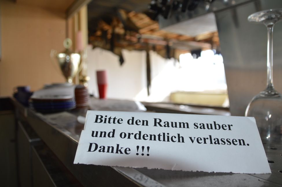 Der Abschiedsgruß am Ausschank steht hier nicht erst seit gestern. Früher wurden hier Sport- und andere Feste gefeiert.Bild: Wegner