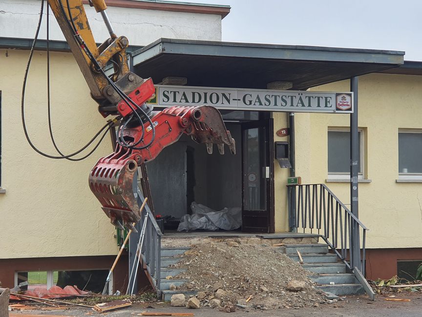 Noch ist die Schaufel am Bagger und nicht die Abrisszange aufgesetzt. Das wird sich nächste Woche ändern.Bild: Wegner