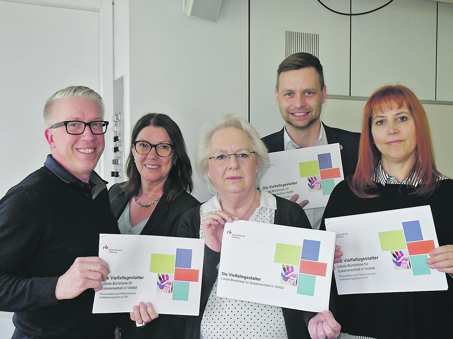 Die ersten Böblinger Vielfaltgestalter (von links): Harald Link (SVB-Vereinsmanager), Martina Hohberg (Integrationsbeauftragte der Stadt Böblingen), Brigitte Müller (SVB-Vorstand), Tobias Heizmann (Erster Bürgermeister von Böblingen), Berit Erlbacher (Vorsitzende des Gewerbeforums Böblingen). Bild: Staber