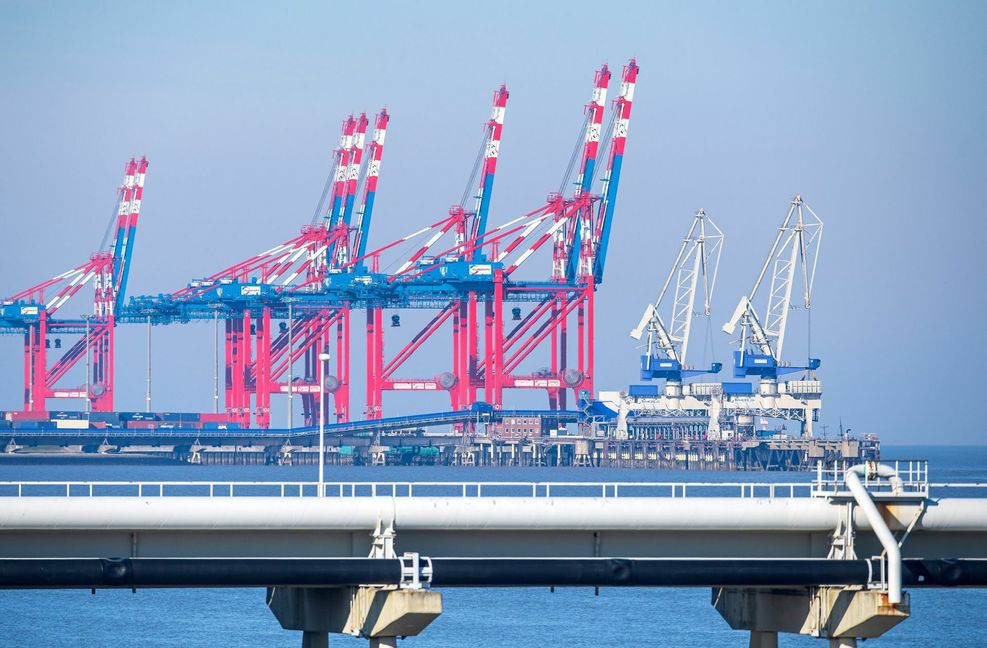 Der Jade-Weser-Port in Wilhelmshaven mit den Rohren der Tankerlöschbrücke im Vordergrund.