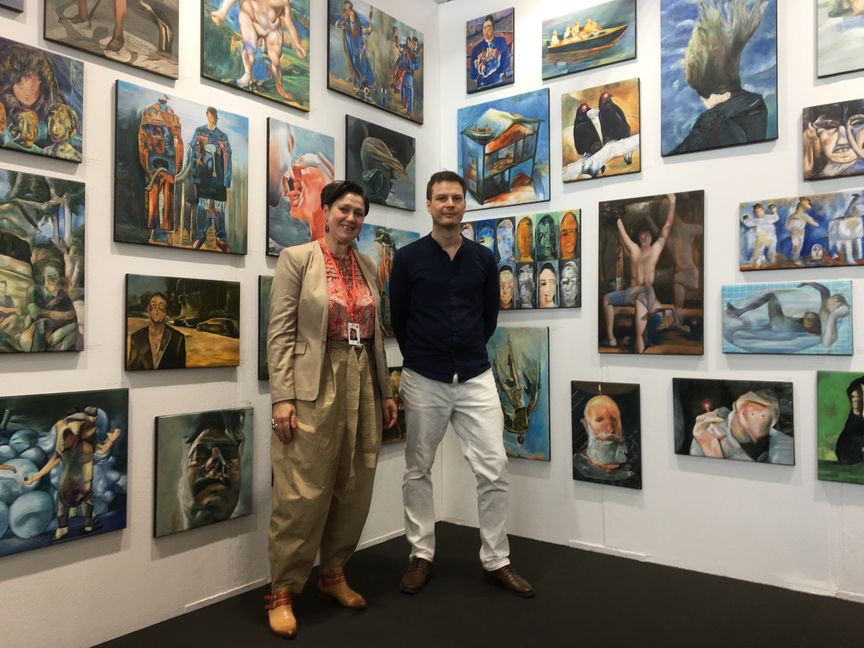 Galeristin Katrin Schacher mit Jan-Hendrik Pelz bei der Art Karlsruhe.     Bild: P. Bausch