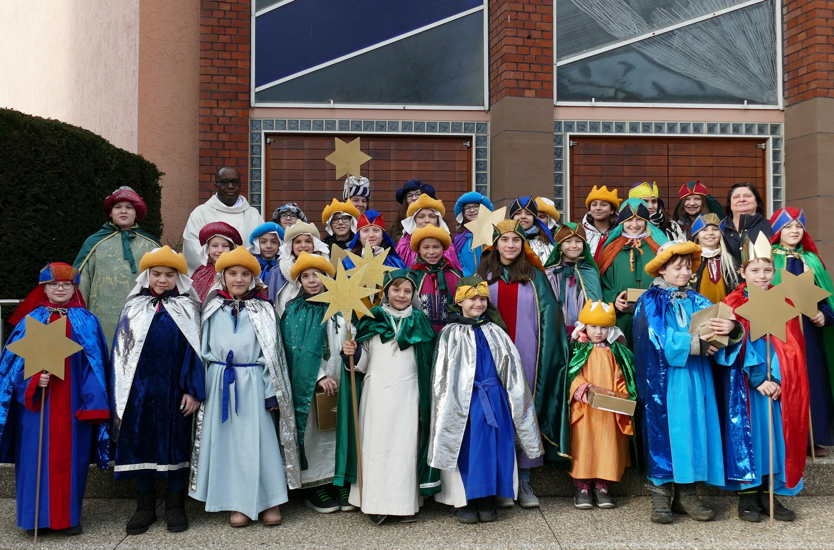 Die Sternsinger von St. Joseph mit Pfarrer Adelino. Bild: Lück