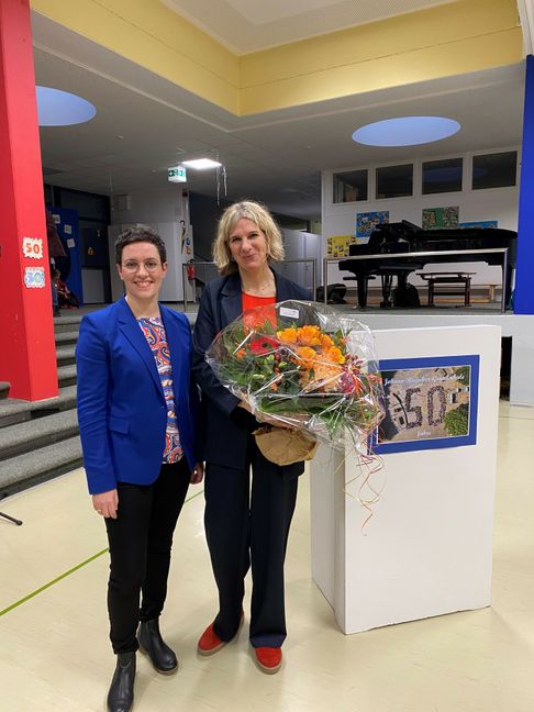 Ein Blumenstrauß von der Bürgermeisterin: Anna Walther (links) und Rektorin Svenja  Hauser. Bild: z