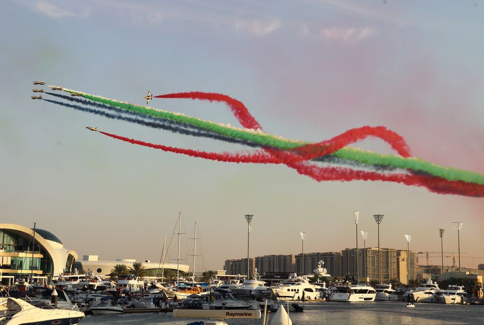 Flugshow über der Rennstrecke von Abu Dhabi.