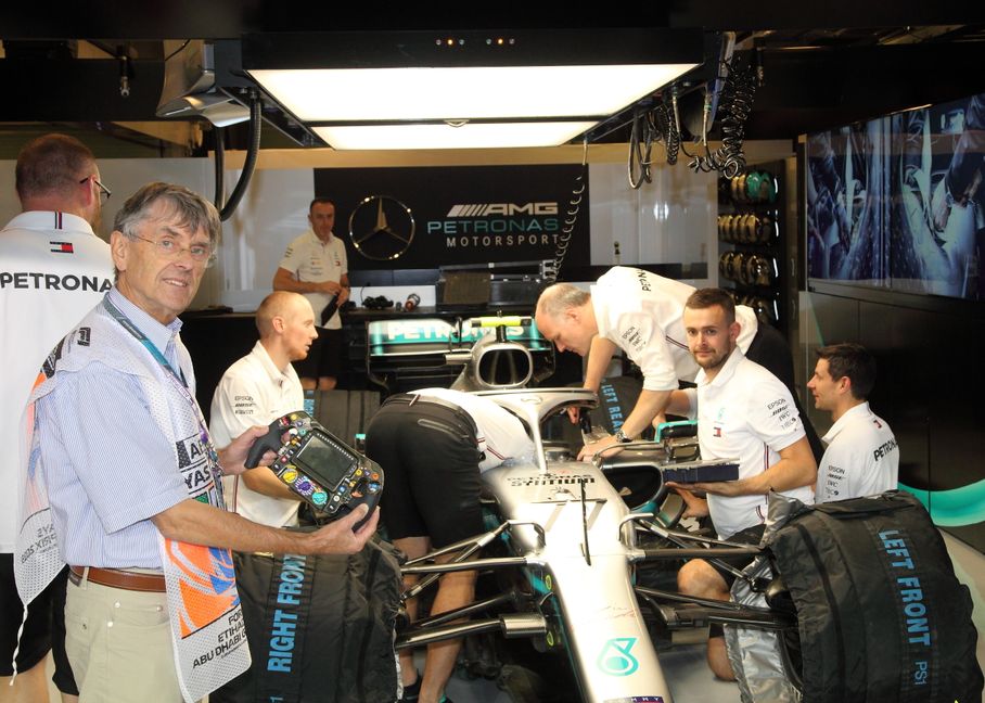 Helmut Ulrich mit dem Lenkrad in der Mercedes-Box.