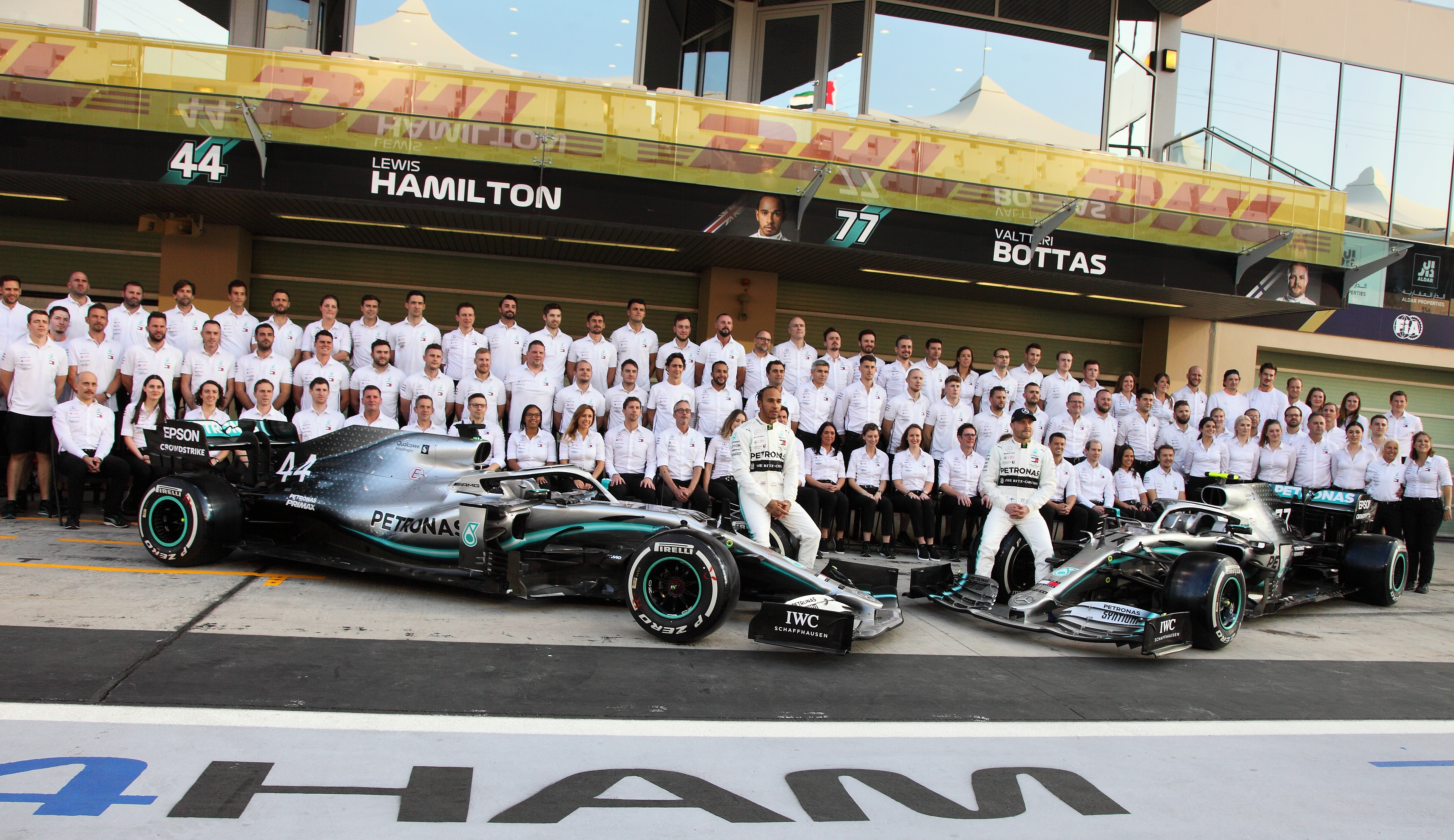 Das komplette Mercedes-Fomel 1 -Team: links Lewis Hamilton, rechts Valtterie Bottas.