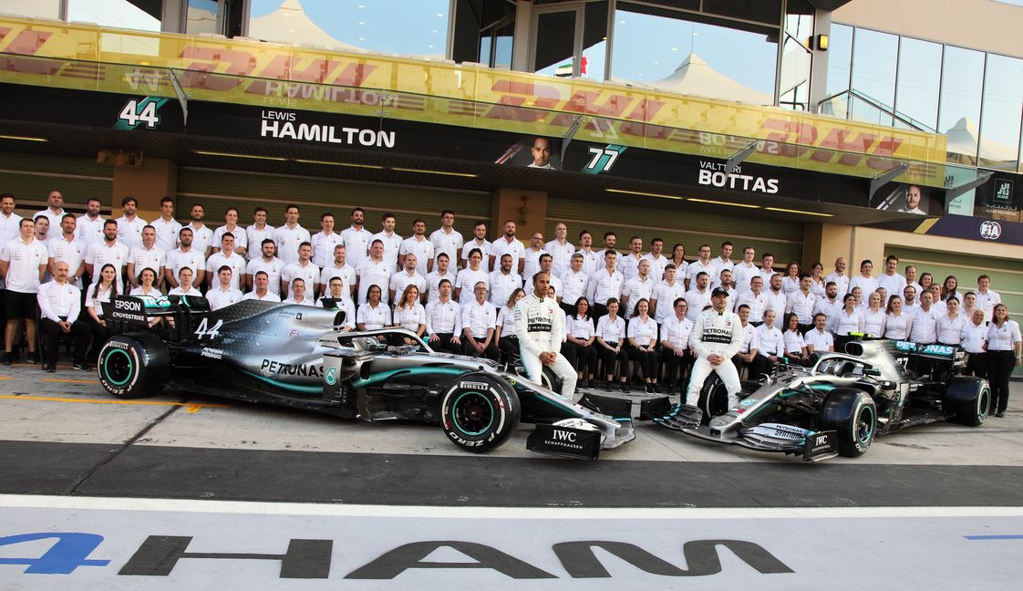 Das komplette Mercedes-Fomel 1 -Team: links Lewis Hamilton, rechts Valtterie Bottas.