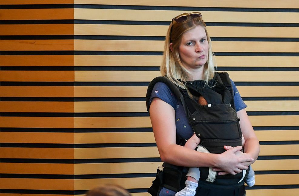 Im Thüringer Parlament erregte 2018 die Abgeordnete Madeleine Henfling (Grüne) Aufsehen, als sie mit ihrem neugeborenen Baby kam. Sie wurde damals des Saales verwiesen.