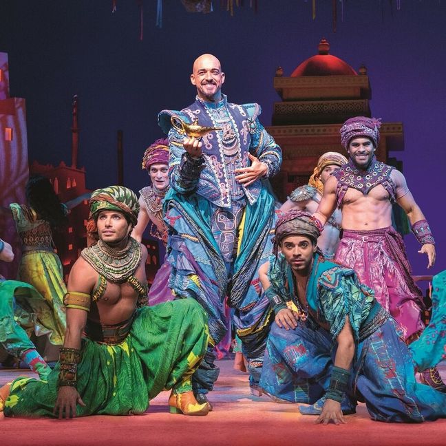 Stuttgart verwandelt sich ab 2. November wieder in einen Traum aus 1001 Nacht. Disneys Aladdin startet im Stage Apollo Theater, mit Gonzalo Campos Lopez (links, Aladdin), Maximilian Mann (Dschinni) und Mae Ann Jorolan (Prinzessin Jasmin). Bilder: Jan Potente