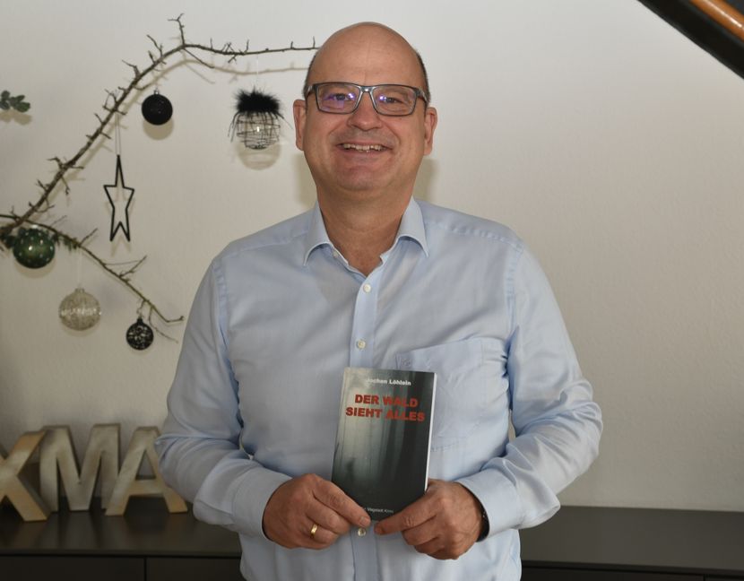 Autor Jochen Löhlein und sein Magstadt-Krimi „Der Wald sieht alles“.    Bild: Reichert