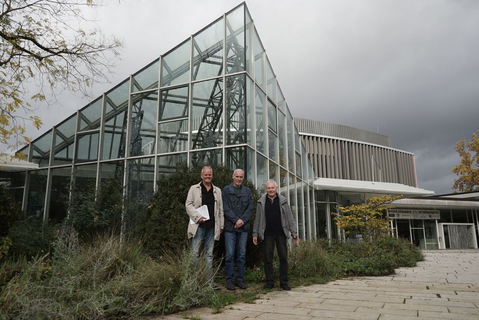 Axel Finkelnburg, Wolfgang Emmerich und Joachim Pflieger vor der Sindelfinger Stadthalle. Bild: Heiden