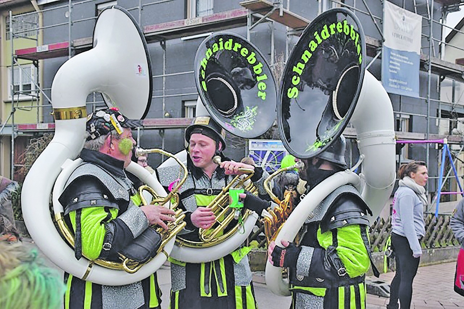 Guggenmusik ist bei den Hildrizhausenern Familiensache: Volker Fischer (links) und Sohnemann Jens (Mitte) mit ihrem Sousaphon.  Bild: z
