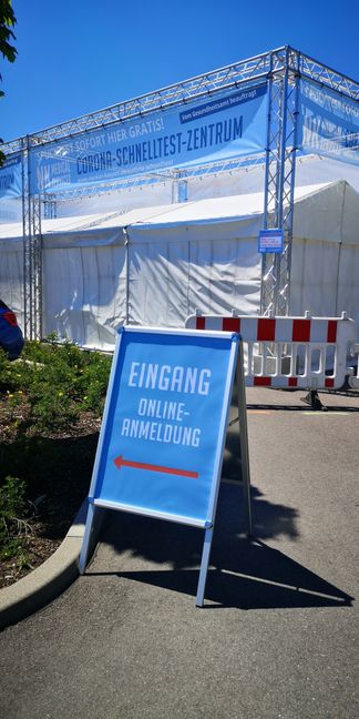 Die Test-Station beim Edeka in Dagersheim ist eine von 40, die in der Region Stuttgart von NK Medical Services betrieben wird.    Bild: Groß