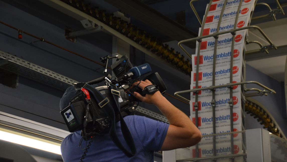 Online ist längst aktuell, print ist es nach wie vor: Kameramann Karsten Radünz filmt hier die Produktion des Wochenblatts, das genau wie die SZ/BZ beim Z-Druck in der Böblinger Straße gedruckt wird. Bild: Wegner
