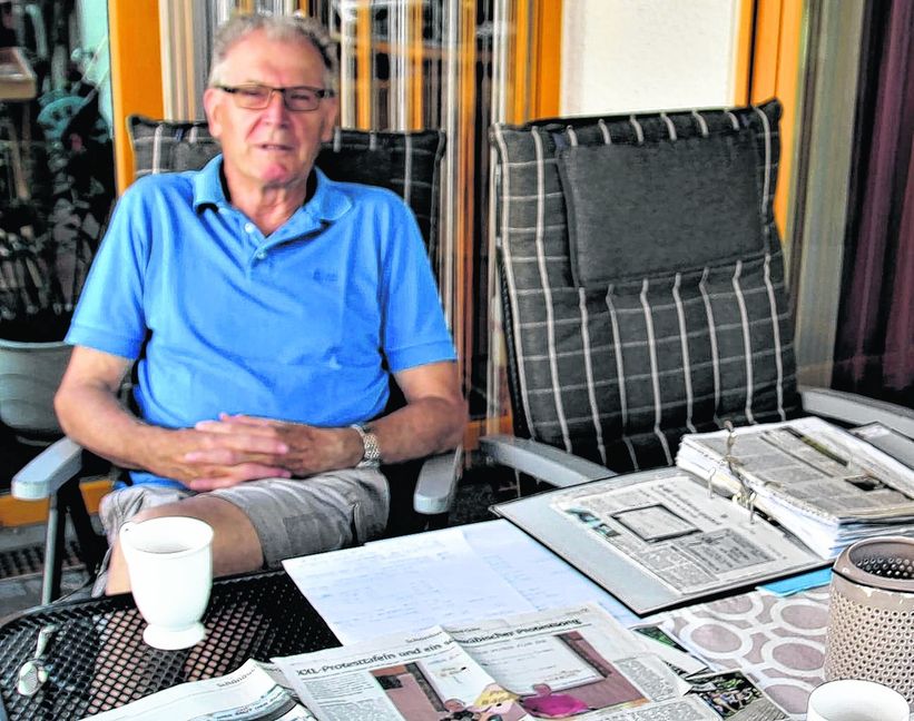 Heinz Höfinger auf der Terrasse seines Hauses in Holzgerlingen mit den ausgebreiteten Zeitungen mit den Berichten über den Bau der Bundesstraße 464. Bild: Müller