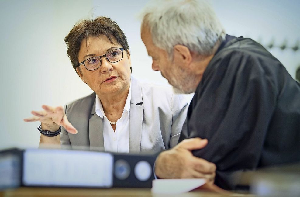 Die Ex-Rektorin Claudia Stöckle mit ihrem Anwalt Arno Stengel.