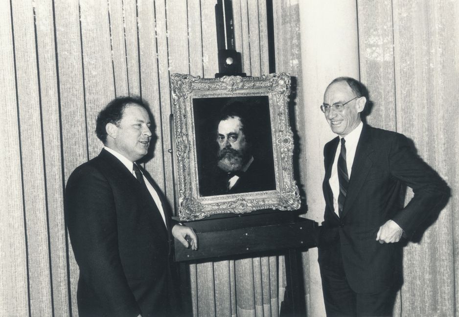 Oberbürgermeister Dr. Dieter Burger (links) und Daimler-Benz-Vorstand Edzard Reuter präsentieren 1988 das Bildnis des Appellationsrats Stenglein, das Wilhelm Leibl 1871 gemalt hat. Das Gemälde, das einst zur Sammlung Rudolf Mosse gehörte, wird von den Nationalsozialisten konfisziert und 1934 versteigert, landet mit der Nummer 519012 auf der Liste von “Lost Art”, gehört in die Kategorie NS-Raubkunst, wird von den amerikanischen Erben zurückgefordert und schließlich versteigert. Bild: Stampe/Stadtarchiv/z