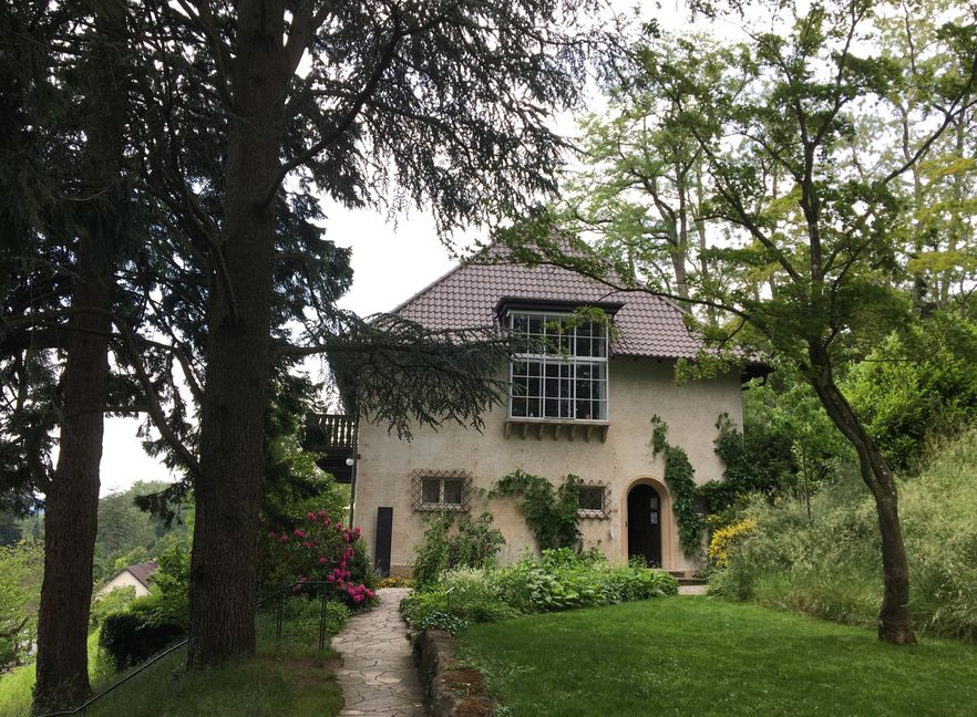 Das Atelierhaus, das Otto Dix nach seiner Vertreibung aus Dresden auf der Höri-Halbinsel am Bodensee bezogen hat, wird heute vom Kunstmuseum Stuttgart betreut, öffnet aber erst wieder im Frühjahr seine Pforten in Hemmenhofen. Bild: P. Bausch