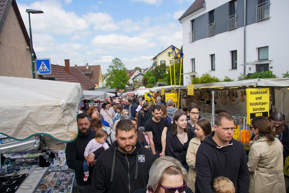 Der 43. Döffinger Vatertagsmarkt war mit rund 20.000 Besuchern ein voller Erfolg. Der Nachteil dabei: In manchen Gassen wurde es zuweilen sehr eng. Bild: Dettenmeyer