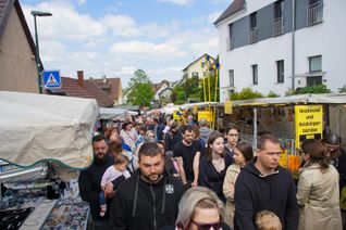 Der 43. Döffinger Vatertagsmarkt war mit rund 20.000 Besuchern ein voller Erfolg. Der Nachteil dabei: In manchen Gassen wurde es zuweilen sehr eng.     Bild: Dettenmeyer