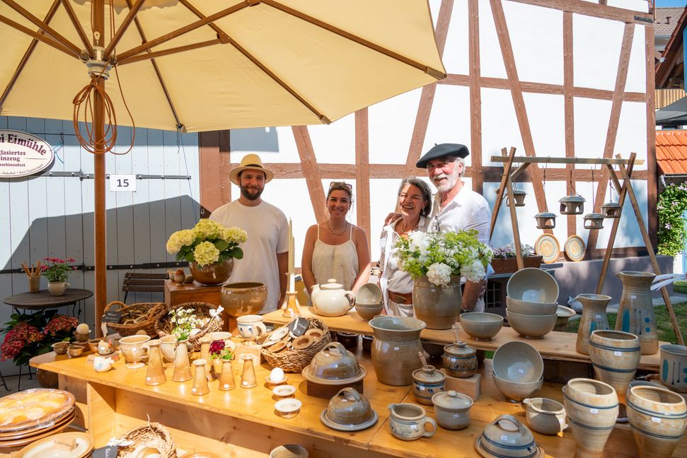 Luca, Lena, Ulrike und Gerhard Hemberle sind nicht nur Gründungsmitglied des Töpfermarkts, sie organisieren auch seit 2015 das Mekka der Keramikfreunde.      Bild: Nüßle