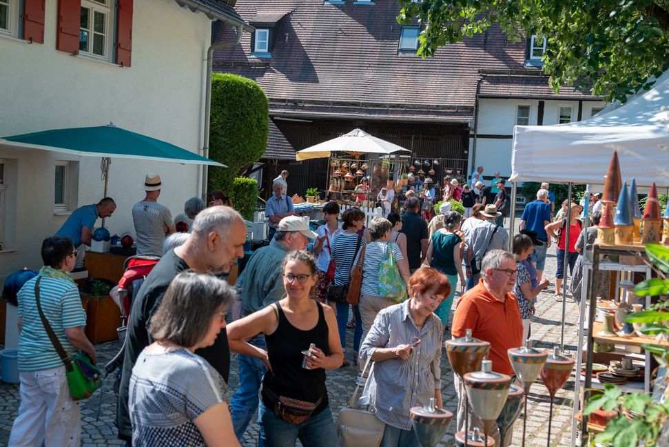 Bereits kurz nach der Eröffnung war der Darmsheimer Töpermarkt gut besucht.      Bild: Nüßle
