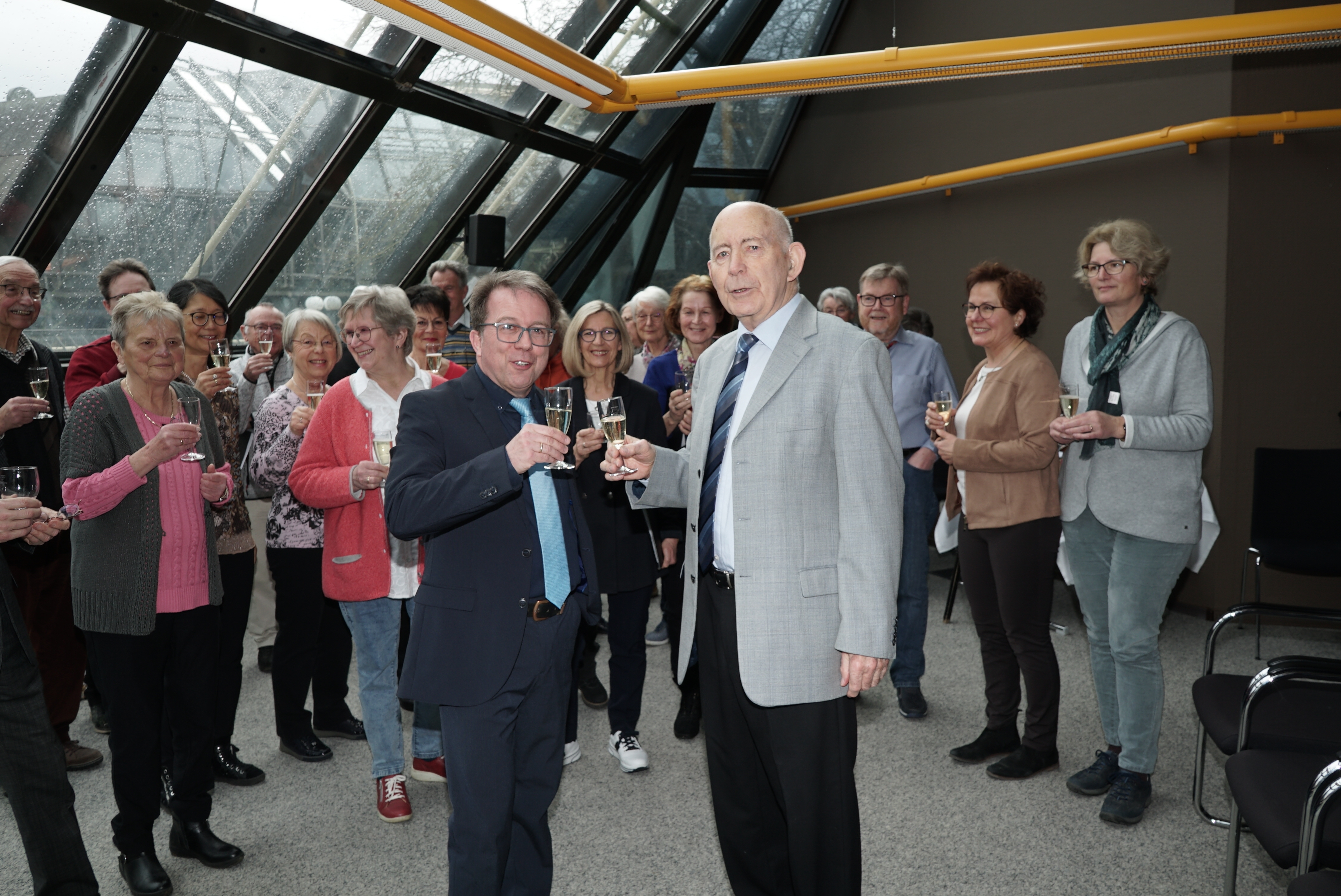 Maichingens Ortsvorsteher Wolfgang Stierle (vorne links) gratuliert seinem Amtsvorgänger Hans Ziegler zum 80. Geburtstag. Bild: Heiden