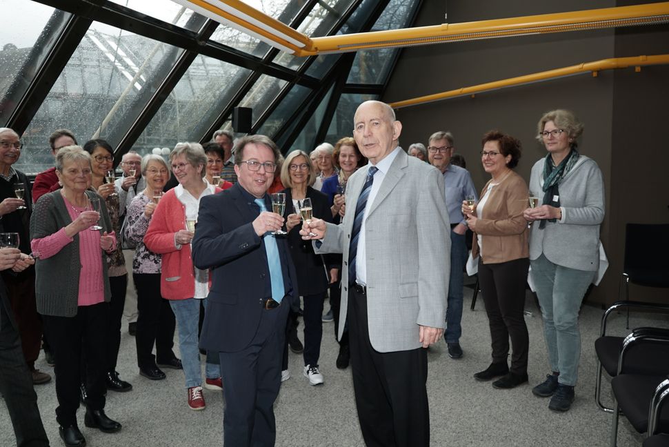 Maichingens Ortsvorsteher Wolfgang Stierle (vorne links) gratuliert seinem Amtsvorgänger Hans Ziegler zum 80. Geburtstag. Bild: Heiden