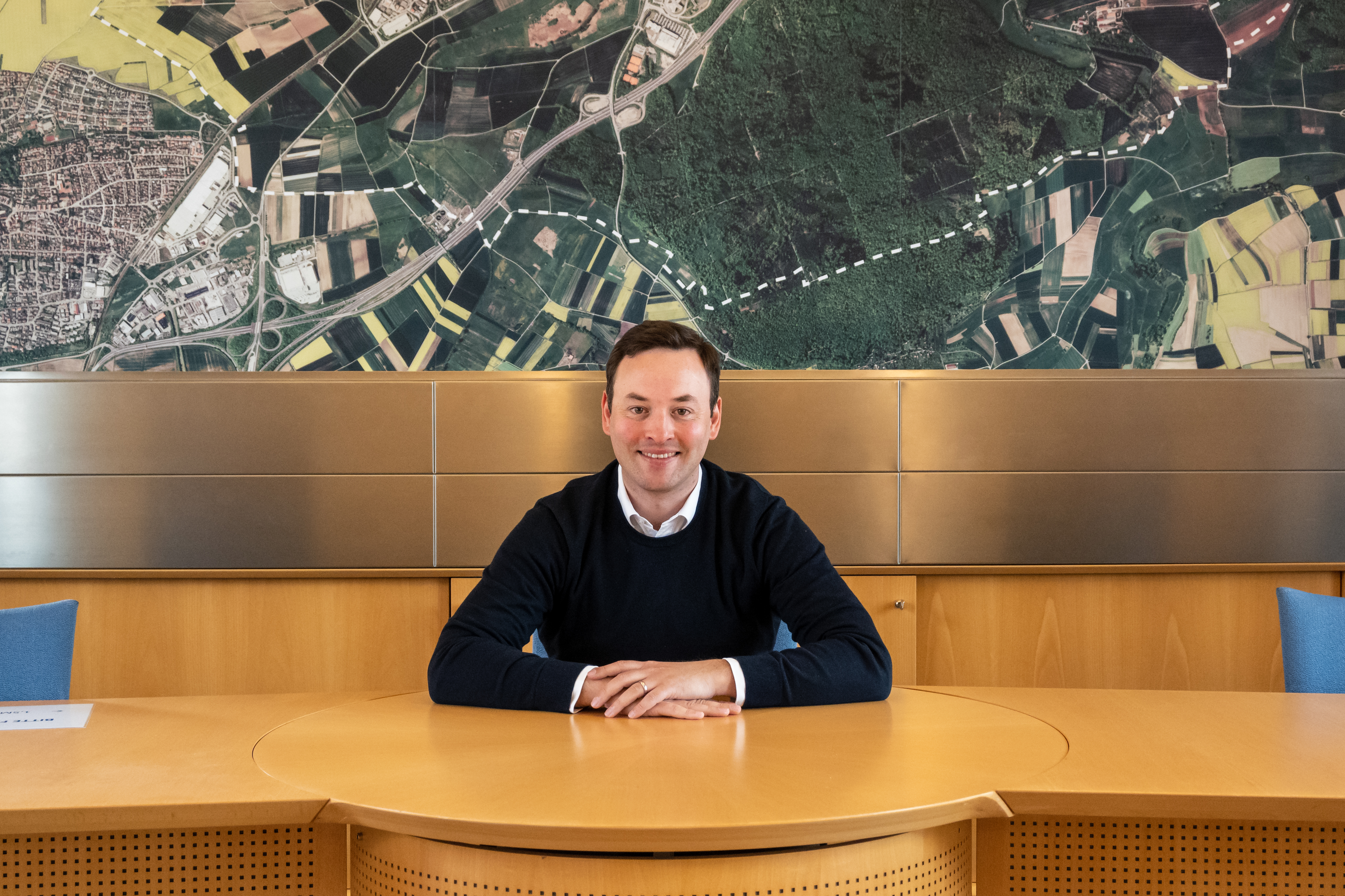 Bürgermeister Lukas Rosengrün im Sitzungssaal des Ehninger Rathauses. Er freut sich auf seine erste Gemeinderatssitzung dort. In seinem ersten Jahr fanden alle Sitzungen bisher in der Turn- und Festhalle statt. 
Bild: Nüßle