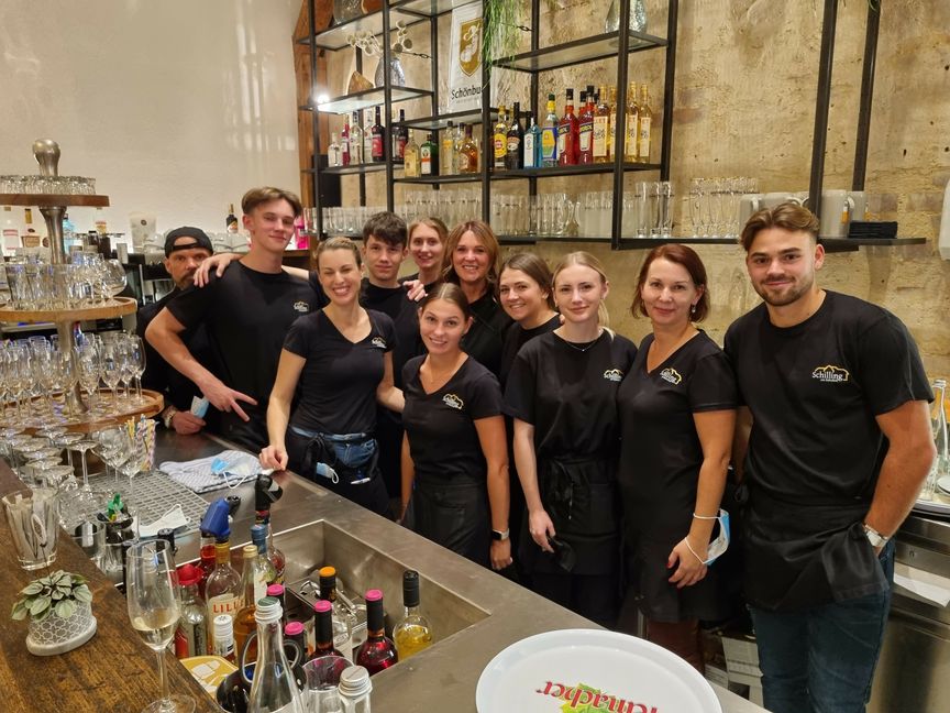 Große Freude bei Wirtin Michaela Arzt (5. von rechts hinten) und ihrem Team vom "Schilling am Bahnhof": Bei der TV-Show "Dein Lokal, Mein Lokal" gab es von den Gastro-Kollegen stolze acht von zehn Punkten. Bild: Hamann