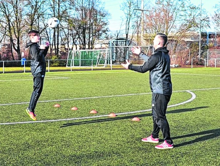 Stojan Maric und Neffe Rafael: Augen auf beim Kopfball ...