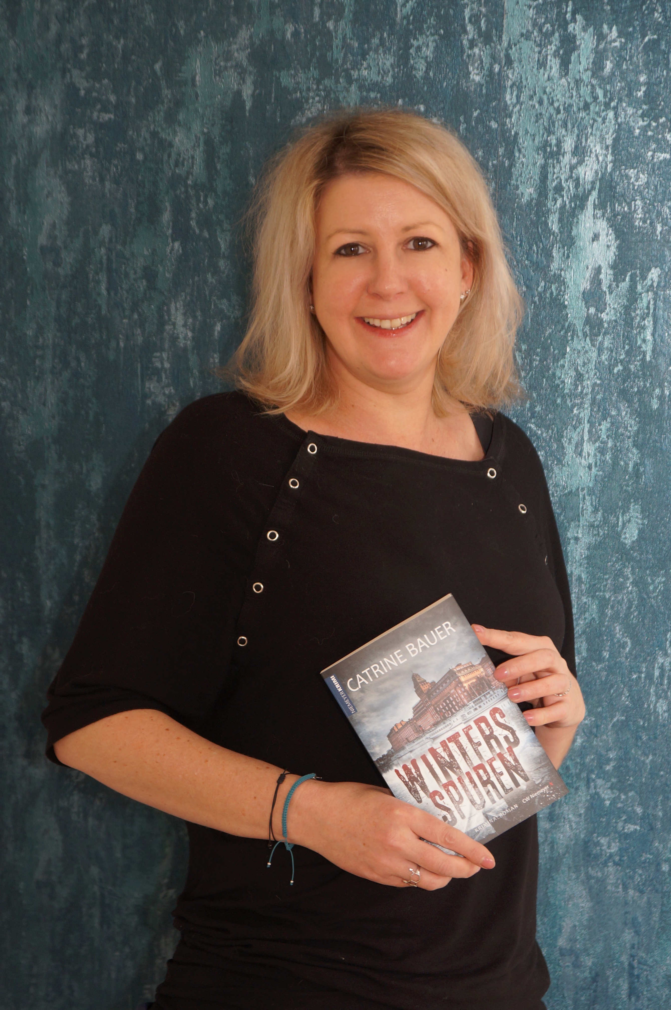 Neu ins Genre der Krimiautoren ist die Rottenburgerin Catrine Bauer eingestiegen und hat mit ihrem Krimi „Winters Spuren“ gleich einen Volltreffer gelandet. Die Lehrerin ander Böblinger Mildred-Scheel-Schule hat am Donnerstag, 11. Mai eine Lesung.   Bild: z