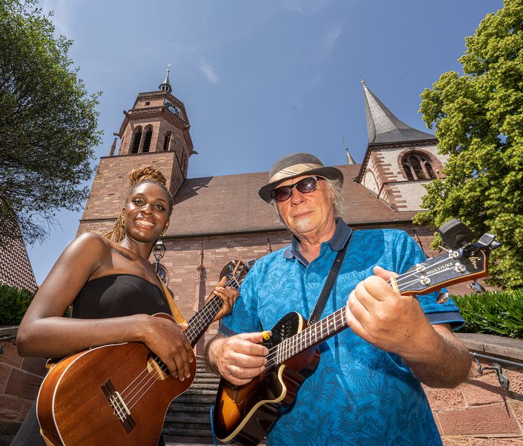 Maris Clemens und Peter Tröster auf der Treppe zur Weil der Städter Peter- und Paul-Kirche. Das Duo war eine von 10 Gruppen beim Straßenmusikfestival.         Bild: Richter
