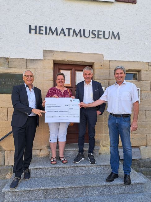 Altdorfs Bürgermeister Erwin Heller, Petra Frank, Arnd Rehn und Jürgen Frey bei der Scheck-Übergabe. Bild: z