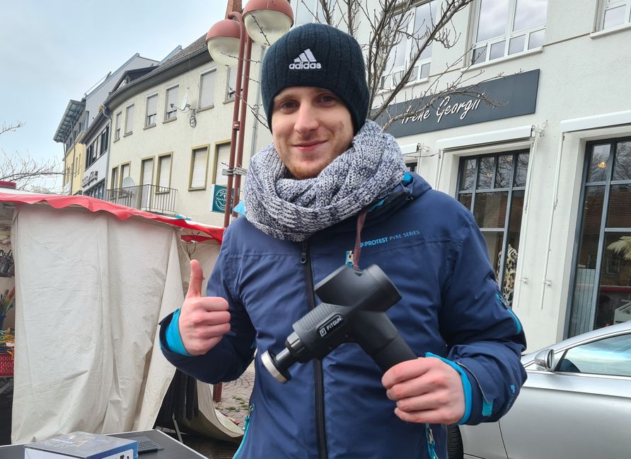 Marius Ruckh verkauft auf dem Krämermarkt sogenannte FitGuns: Massagepistolen, die die Muskeln entspannen sollen.