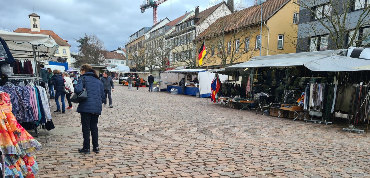 Wenig los auf dem Krämermarkt in Sindelfingen: Etwa 20 weniger Stände als sonst sind diesmal dabei. Schuld daran hat unter anderem das Wetter. Bild: Gospodarczyk