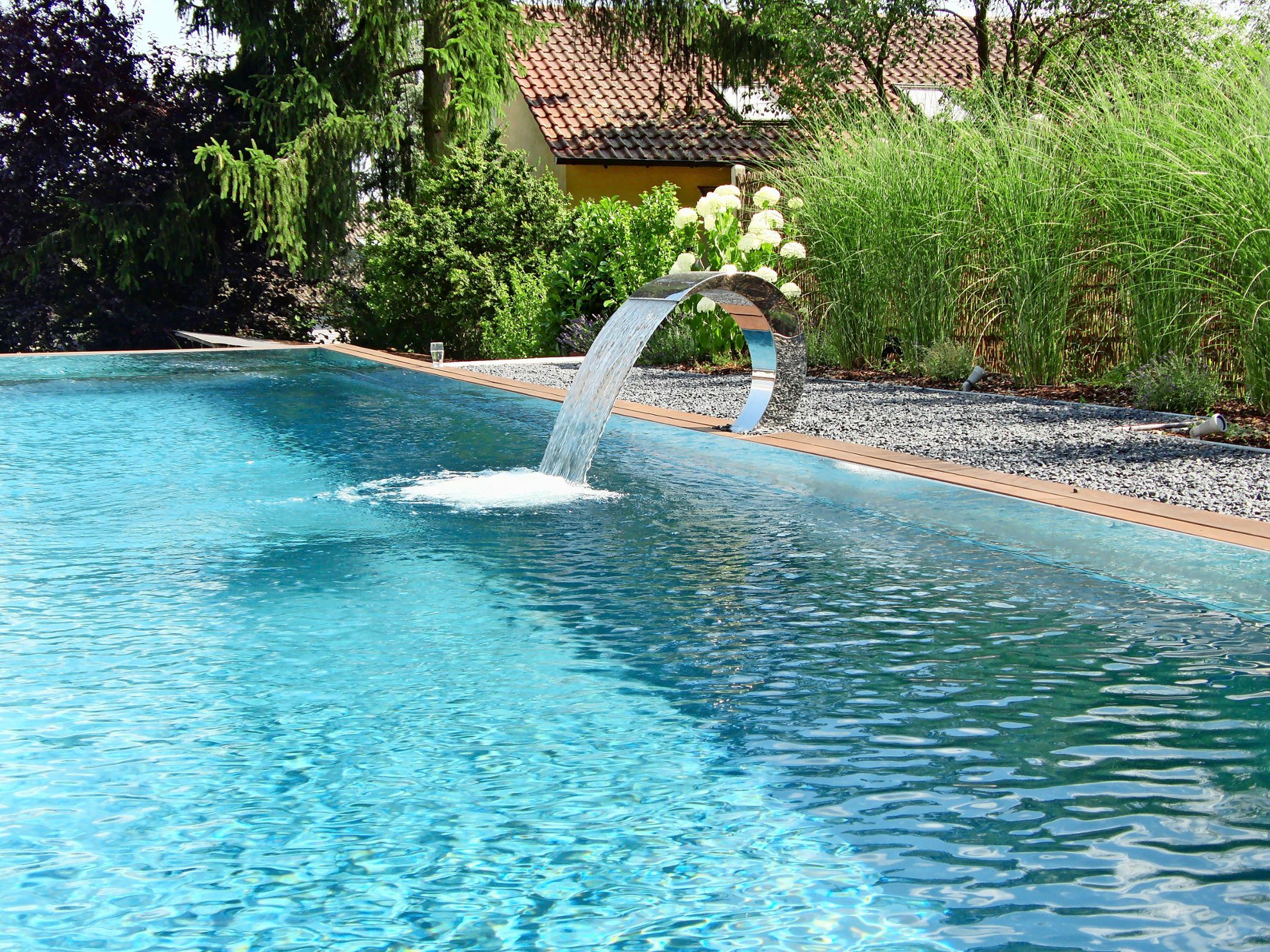 Biopools sind inzwischen sehr gefragt. Moderne Technik und Reinigungsroboter garantieren chlorfreies, kristallklares Wasser.