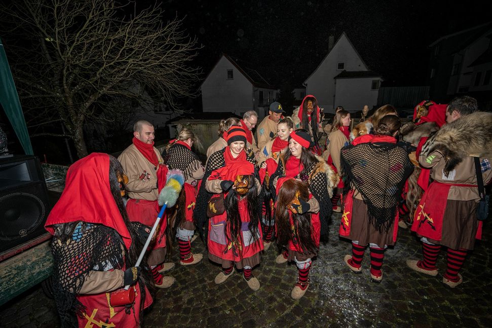 Start in die Fastnetssaision in Grafenau: Die Masken werden abgestaubt.      Bild: Richter