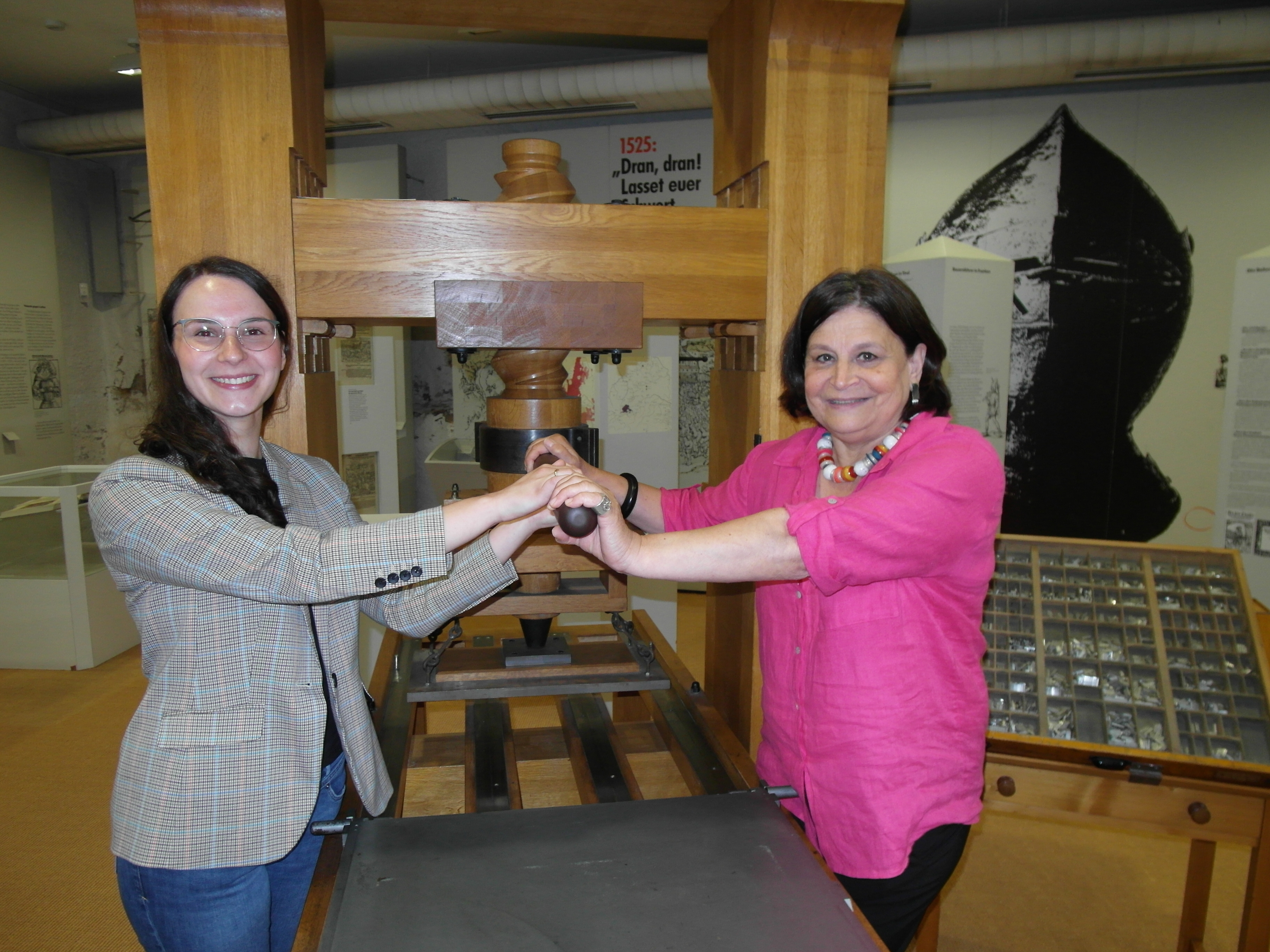Die neue und die verabschiedete Leiterin des Deutschen Bauerkriegsmuseums in der Böblinger Zehntscheuer: Lea Wegner und Cornelia Wenzel (von links).    Bild: Staber
