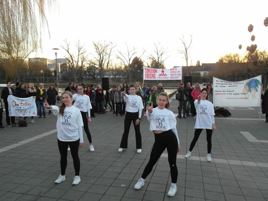 Angelika Büttner (Tanzlehrerin der Tanzschule Bode), Lisa-Marie Haug, Paula Ertelt, Chiara Winz und Vanessa Salfeld haben in diesem Jahr den Flashmob „One Million Rising“ am Böblinger Elbenplatz mit über 100 Teilnehmerinnen und Teilnehmern choreographisch angeleitet. Bild: Staber