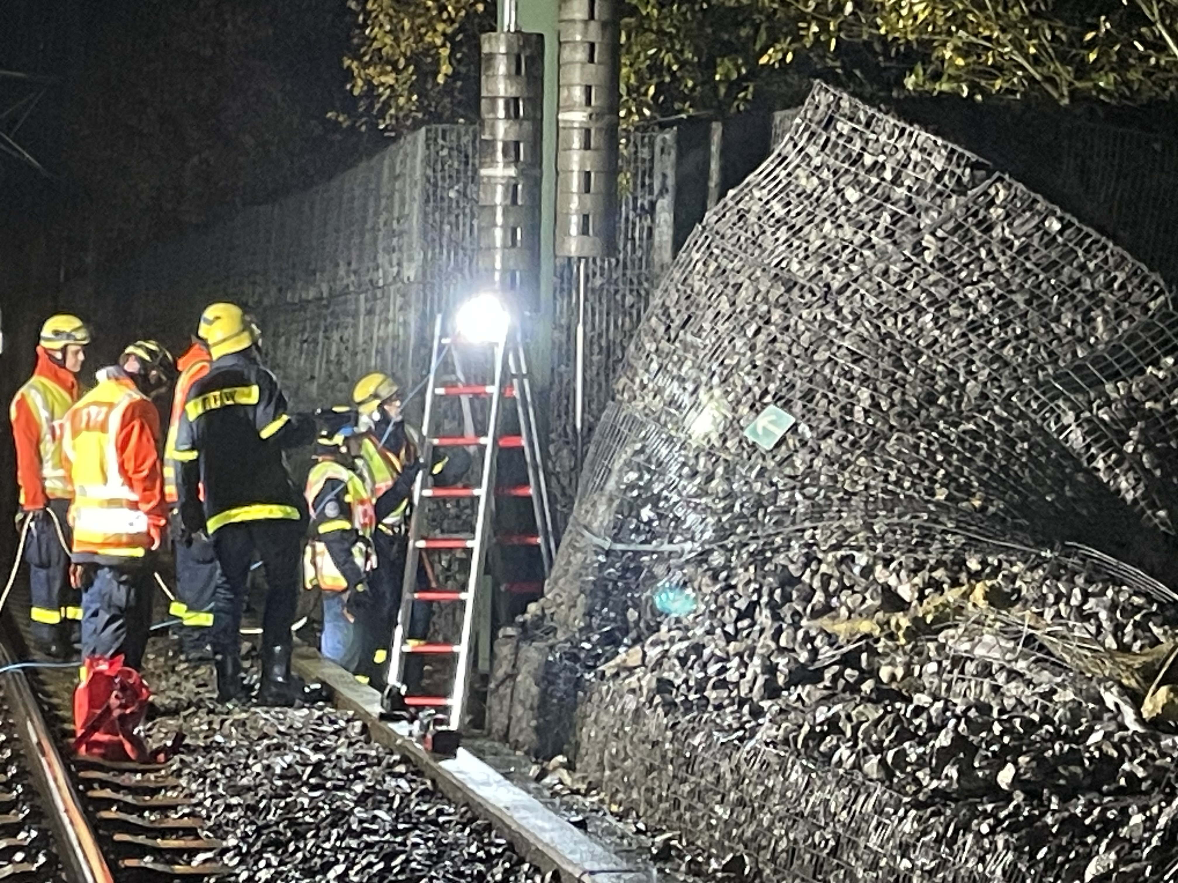 Die Helfer vom THW konnten die Wand wieder stabilisieren. Bild: z